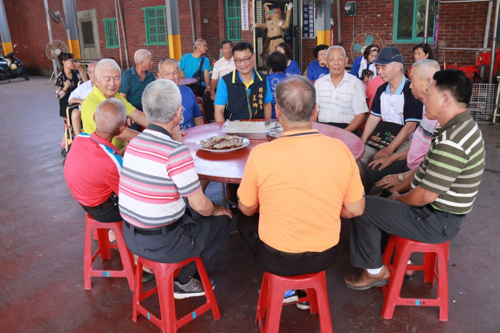 與里民共食1