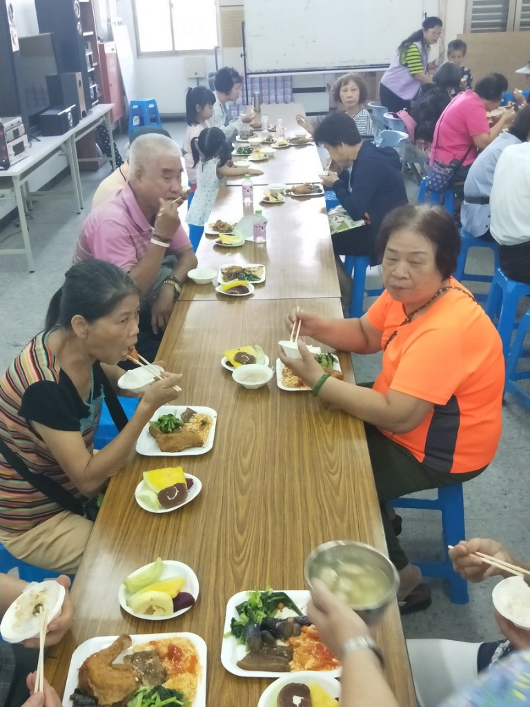 現場民眾共餐3