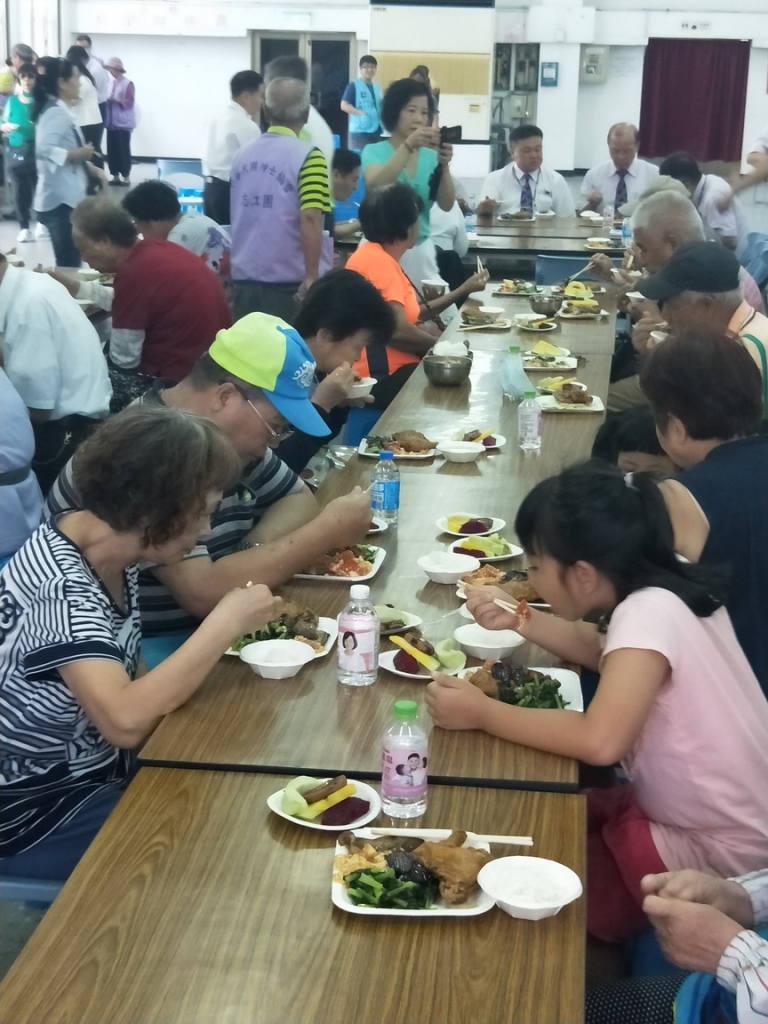 現場民眾共餐4