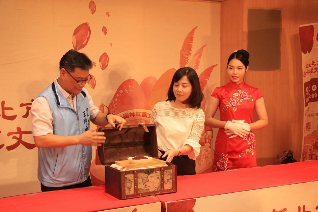 區長與文化局陳春美專門委員揭開寶箱