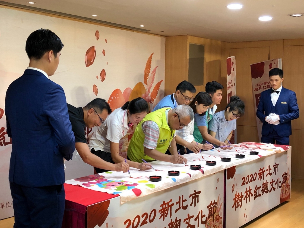 長官及貴賓共同開筆