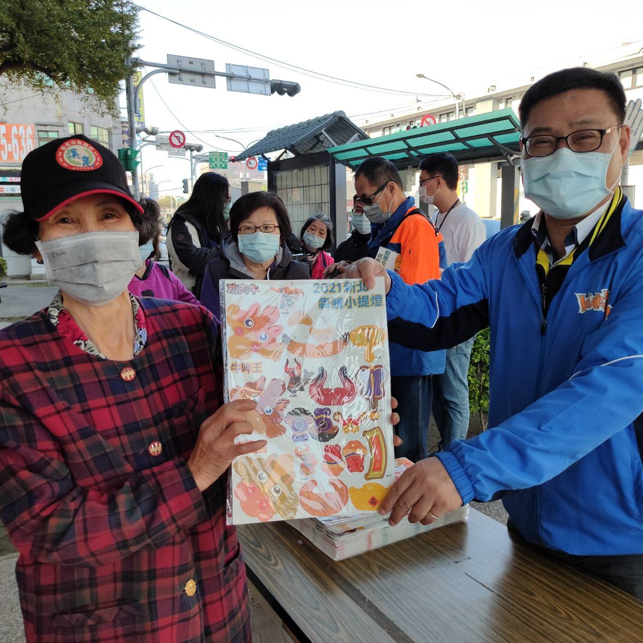 2021新北小提燈發放-區長與民眾合影(共2張照片)