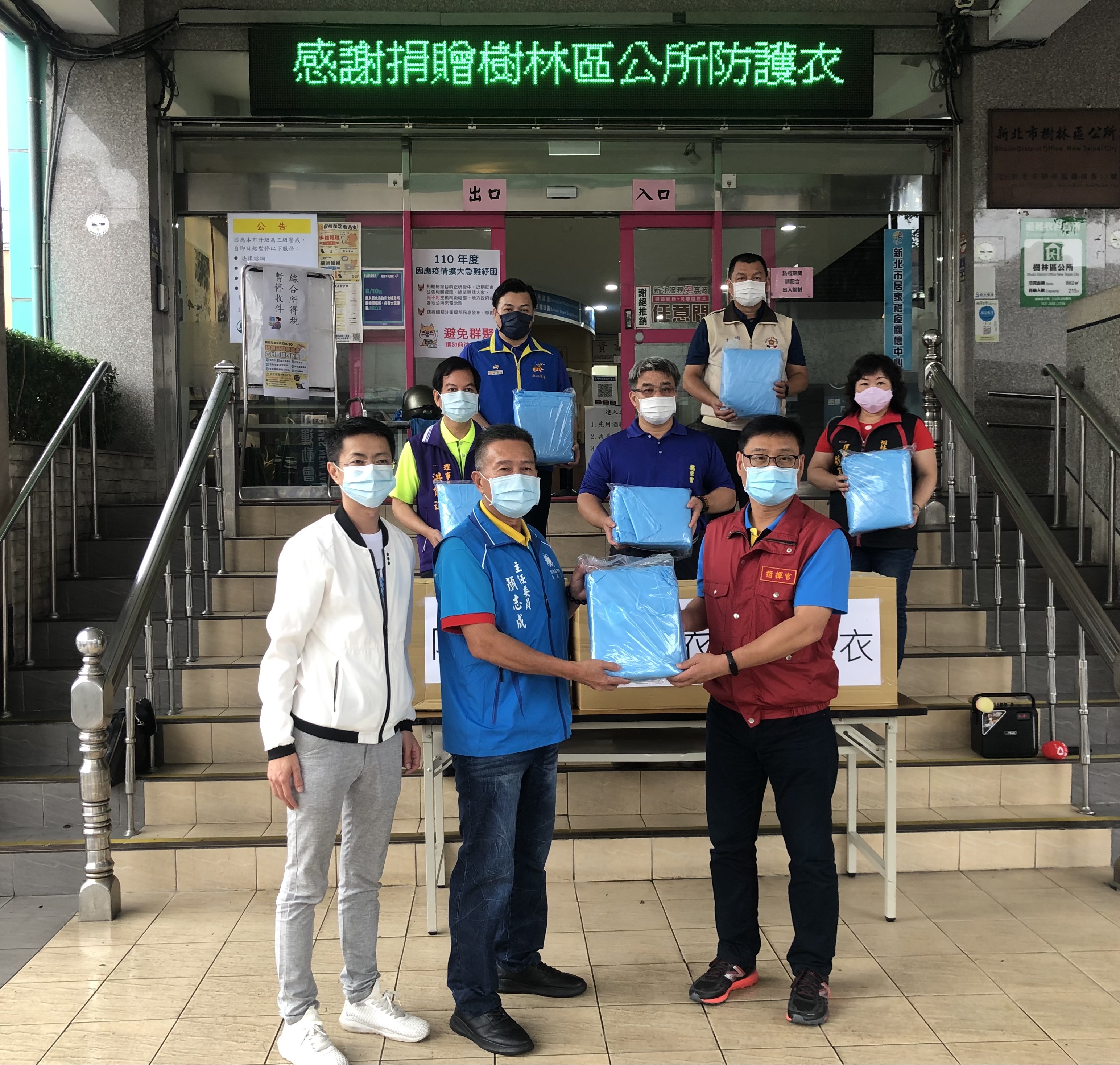 區長與捐贈團體合影