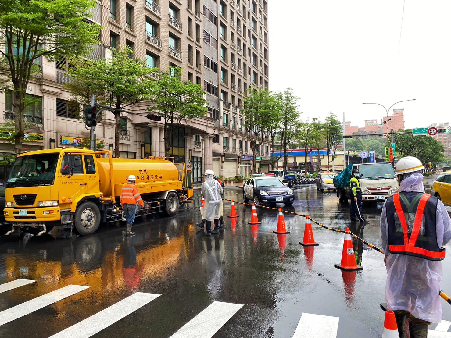 ，特舉辦【中山地下道封閉演練】，模擬 強降雨造成地下道積淹水，為維護用路人安全而進行封閉，期望透過各搶災單位間相互緊密配合，有效縮短汛期搶災反應時間，以超前部署的態度做好萬全準備，共同為市民的生命財產安全把關。