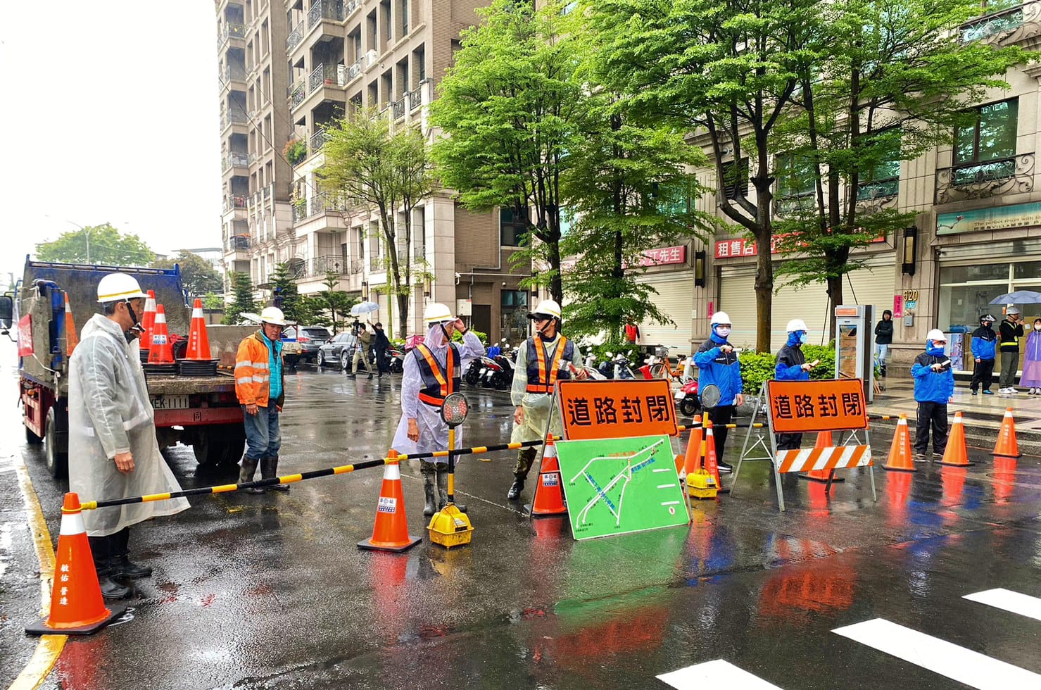 ，特舉辦【中山地下道封閉演練】，模擬 強降雨造成地下道積淹水，為維護用路人安全而進行封閉，期望透過各搶災單位間相互緊密配合，有效縮短汛期搶災反應時間，以超前部署的態度做好萬全準備，共同為市民的生命財產安全把關。