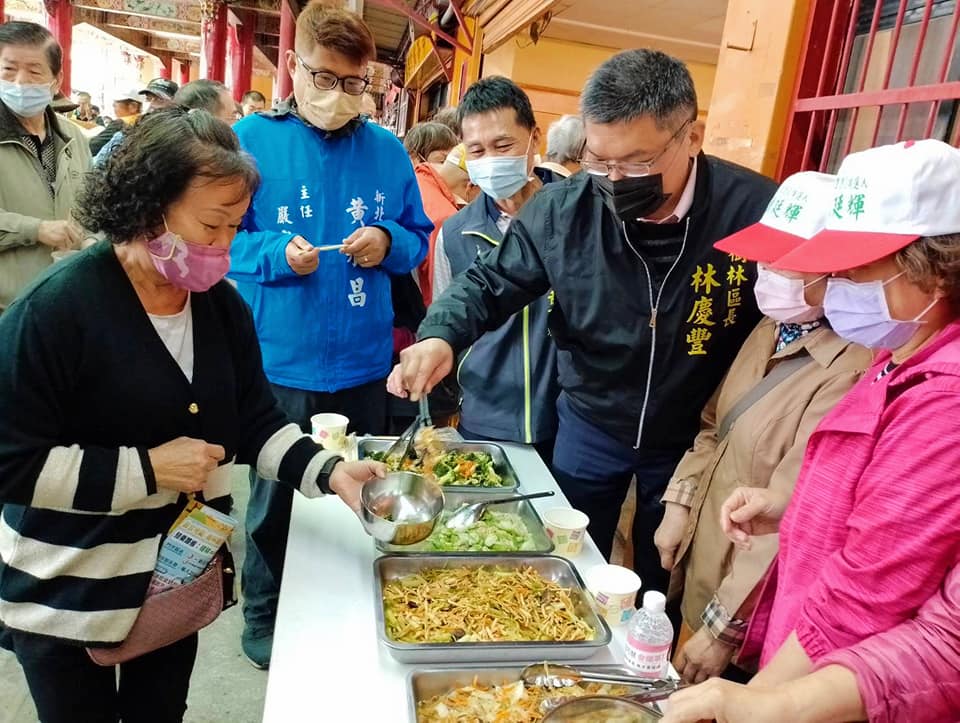 現場百餘位長輩熱情參與、齊聚一堂，一起享用豐盛的佳餚，長輩們相互寒暄、互動熱絡，享受在滿滿地關懷和溫暖之中。