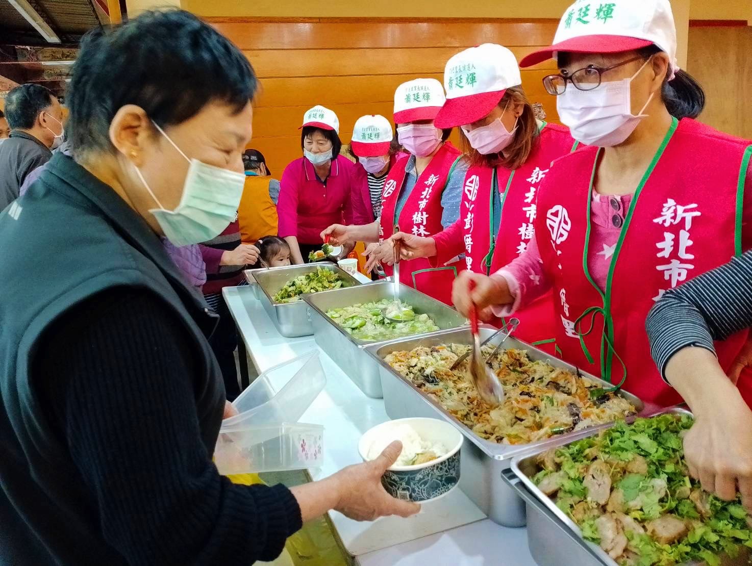 現場百餘位長輩熱情參與、齊聚一堂，一起享用豐盛的佳餚，長輩們相互寒暄、互動熱絡，享受在滿滿地關懷和溫暖之中。