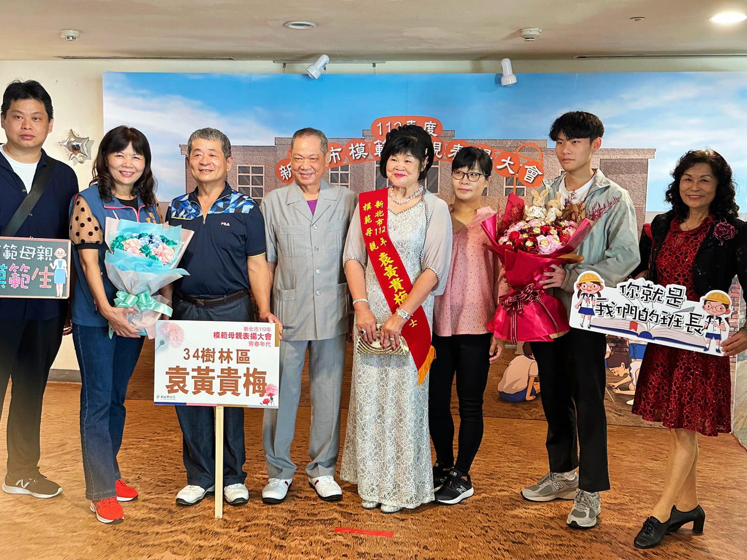 袁黃貴梅媽媽|溫暖發揮大愛精神，除照顧自己子女外，也扛起照顧重度身心障礙小叔的任務，不辭辛勞，袁黃媽媽重視倫理及家庭教育的精神，也讓孩子都非常有成就，令她相當欣慰。此外，袁黃媽媽也參與鄰里掃街活動及老人共餐，愛心服務不餘遺力。|她是我們心❤️中最大愛無私的媽媽。|