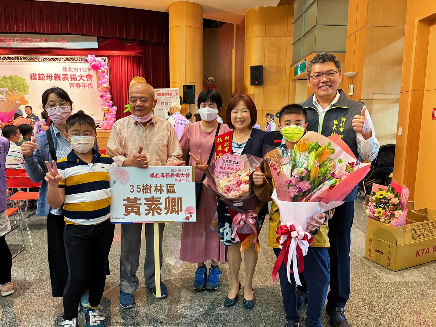 黃素卿媽媽|自小身兼母職照顧兩名年幼的弟弟及幫忙父母農作，無暇顧及教育，很早就開始工作照顧家庭生計，一路走來，不畏辛勞。長女一出生便患有視覺障礙(幾近全盲)，黃媽媽和先生含辛茹苦撫育成長，跨縣市陪伴特殊教育學習，如今長女在市府擔任1999客服專員，兒子也有成就，黃媽媽也在公益服務不遺餘力，人生有更多的發展與付出值得她繼續往前。|她是我們心❤️中最有愛零距離的媽媽。||
