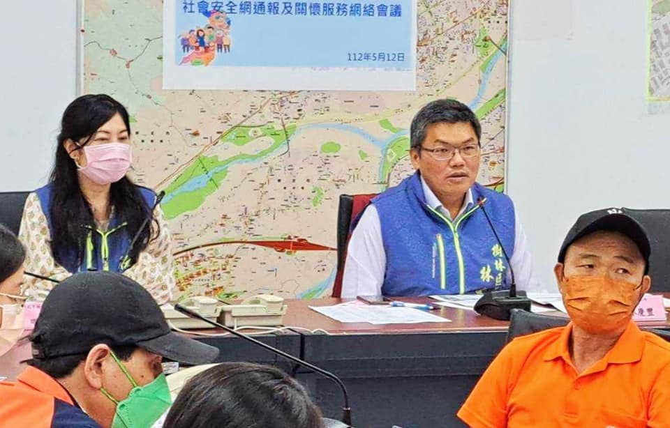  林慶豐 區長親自主持，邀集轄內各資源單位共同研商，加強 獨居長者、雙老家庭 及 弱勢家庭 關懷，強化公私部門間的聯繫合作
