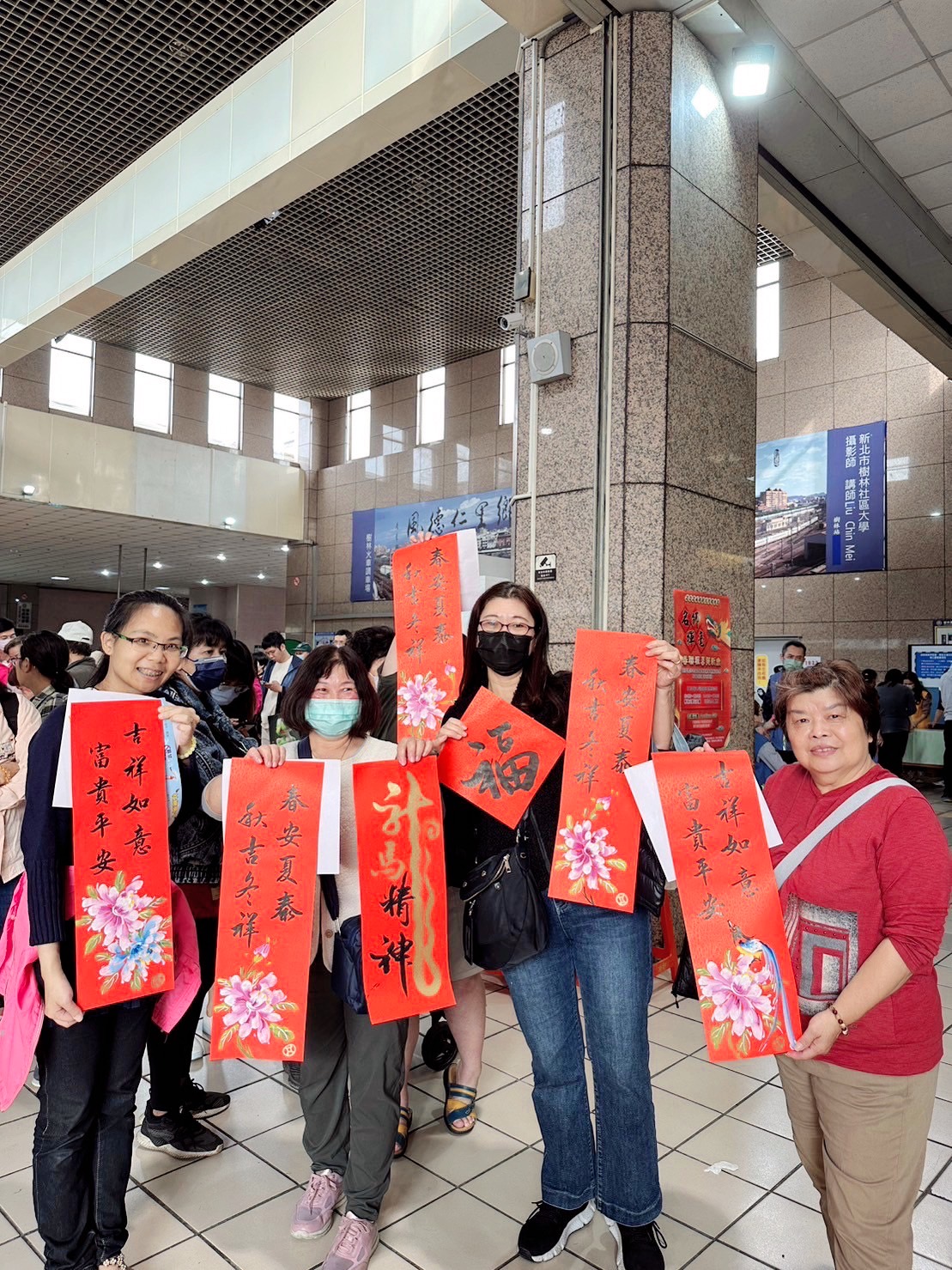 本所在樹林火車站大廳及山佳老人會館《名師揮毫—春聯報喜賀新歲活動》歡喜結束，名師揮毫及社團表演活動讓大家提早感受新春年味！