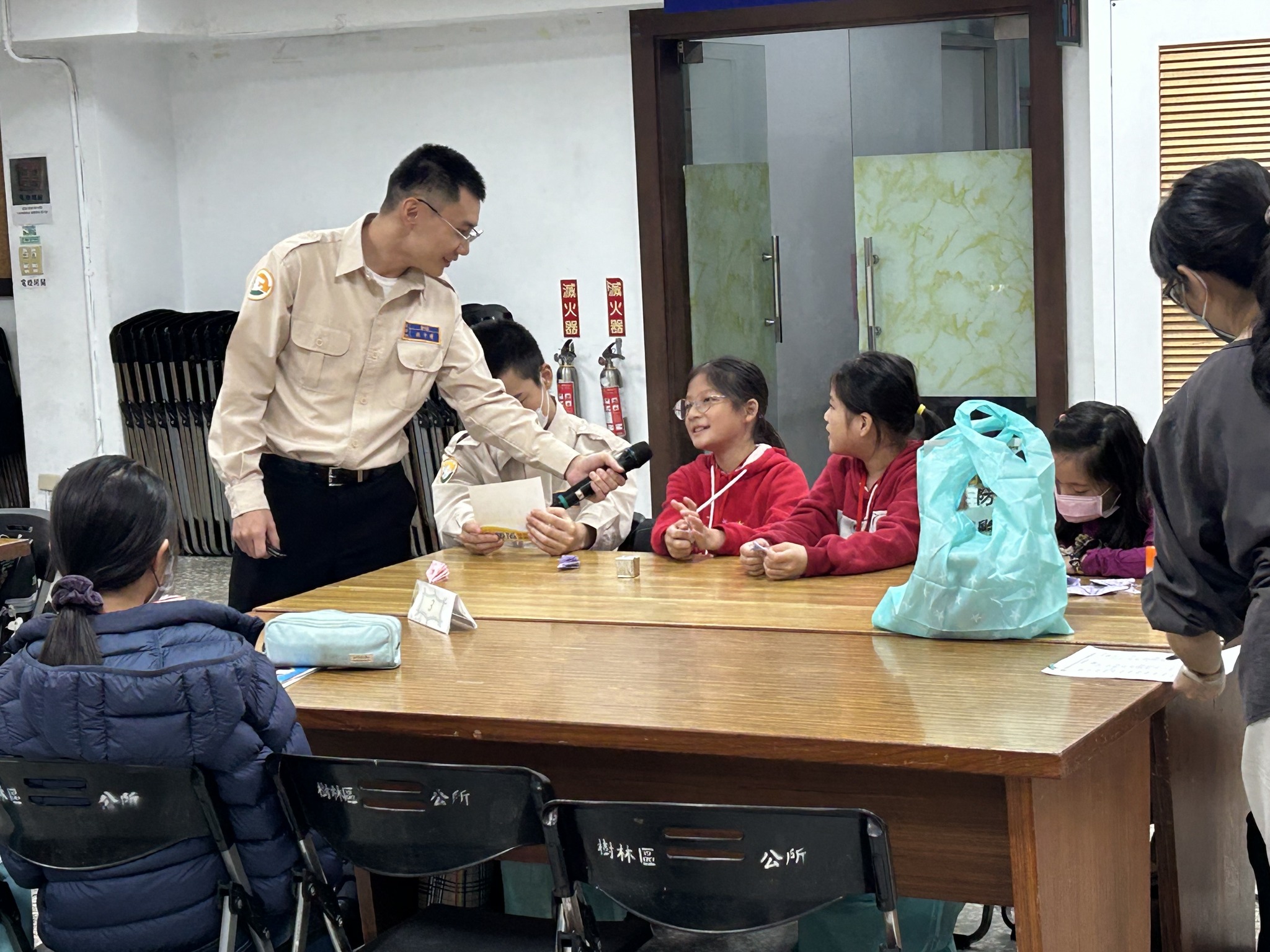樹林區公所 運用替代役男善用自身專長，在寒假期間參與多元課後照顧活動，協助特定對象學童在假期裡能有適當的學習環境與休閒娛樂，成就學童向上的最佳動力，傳遞祝福與希望‼️