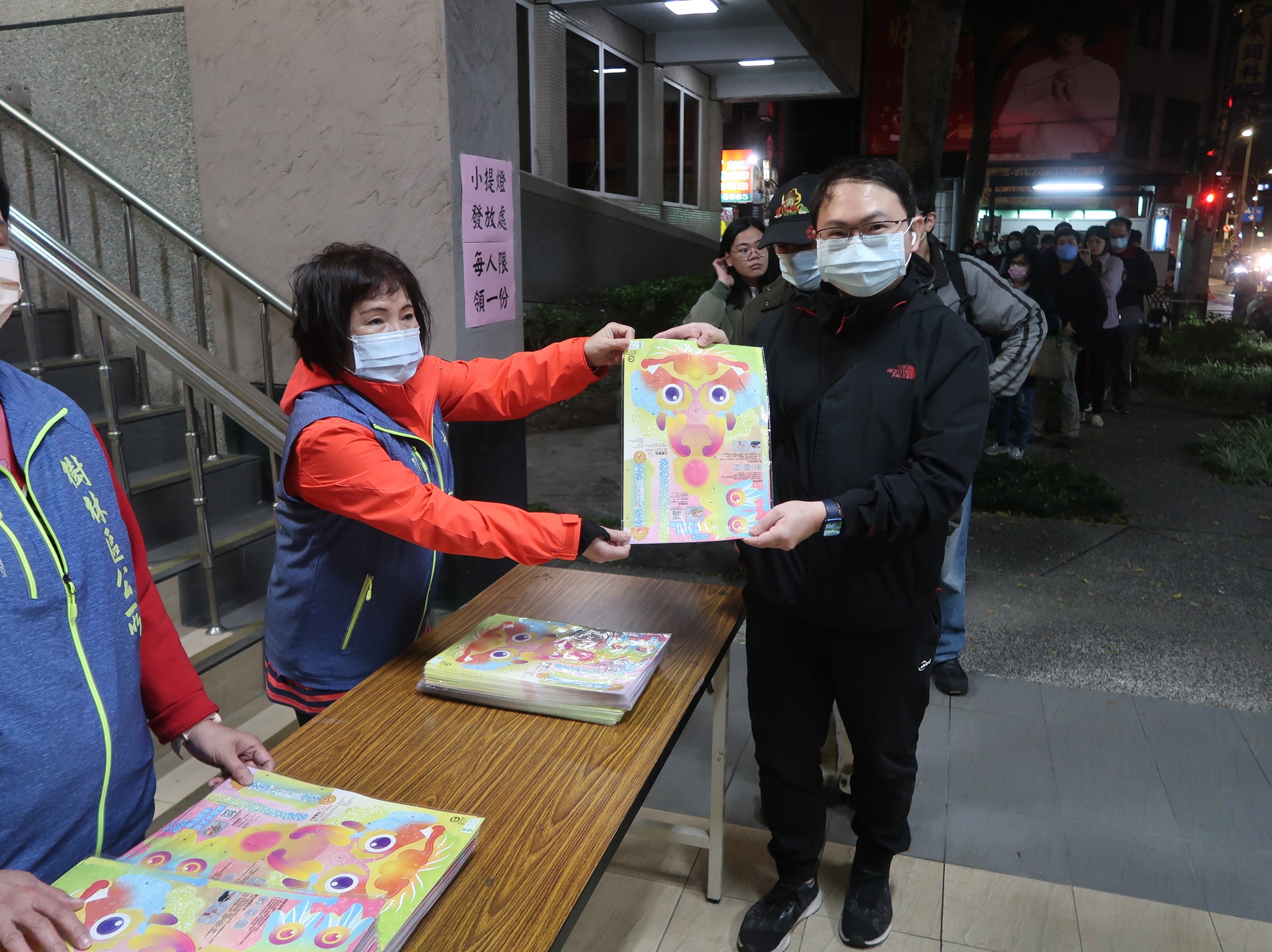 新北龍來提花燈 你來領了嗎|今天已經有好多大朋友、小朋友來領囉