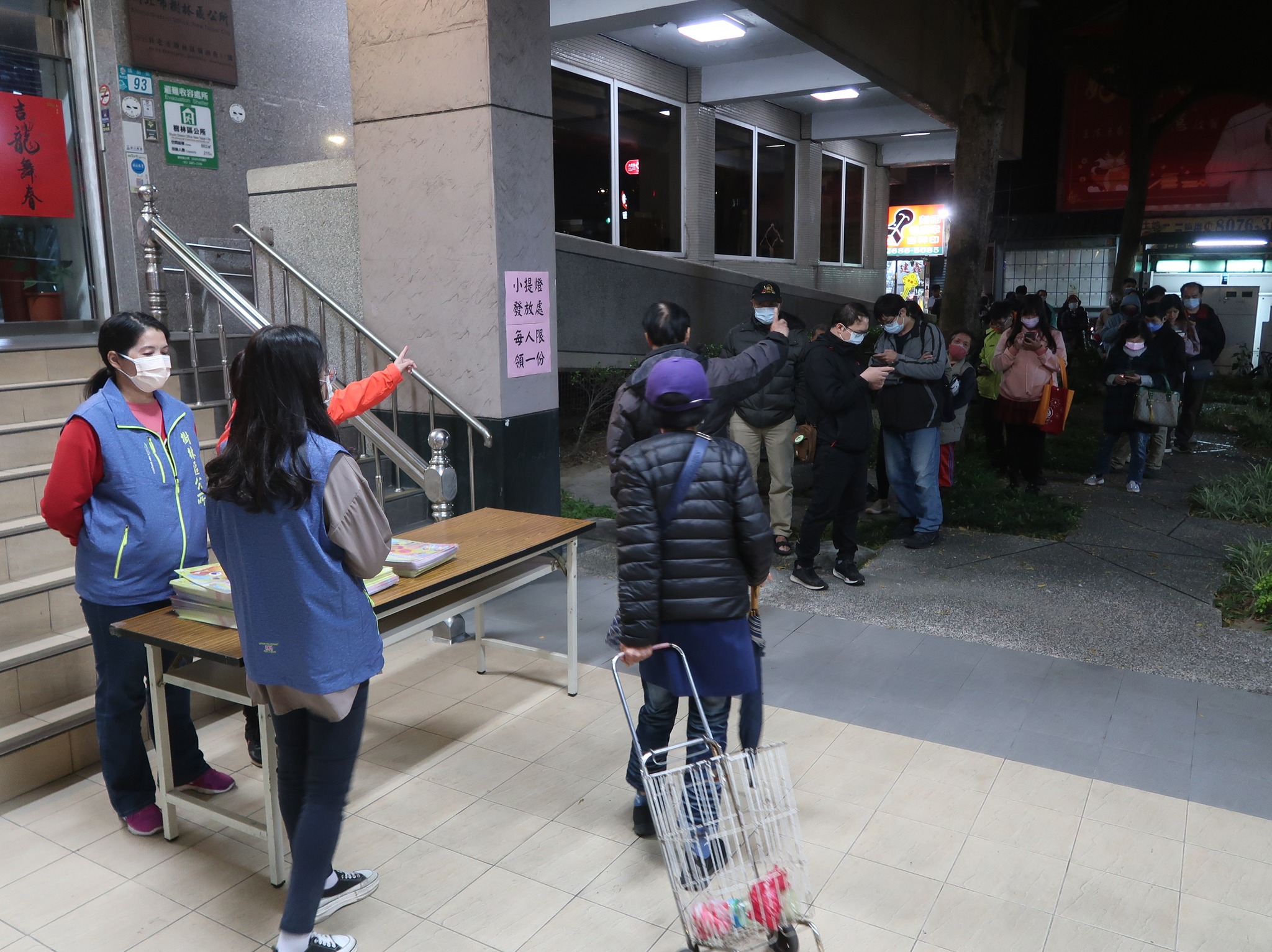 新北龍來提花燈 你來領了嗎|今天已經有好多大朋友、小朋友來領囉