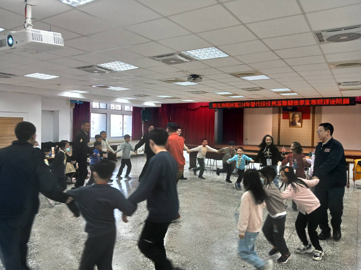 大手牽小手、役男暖童心-2