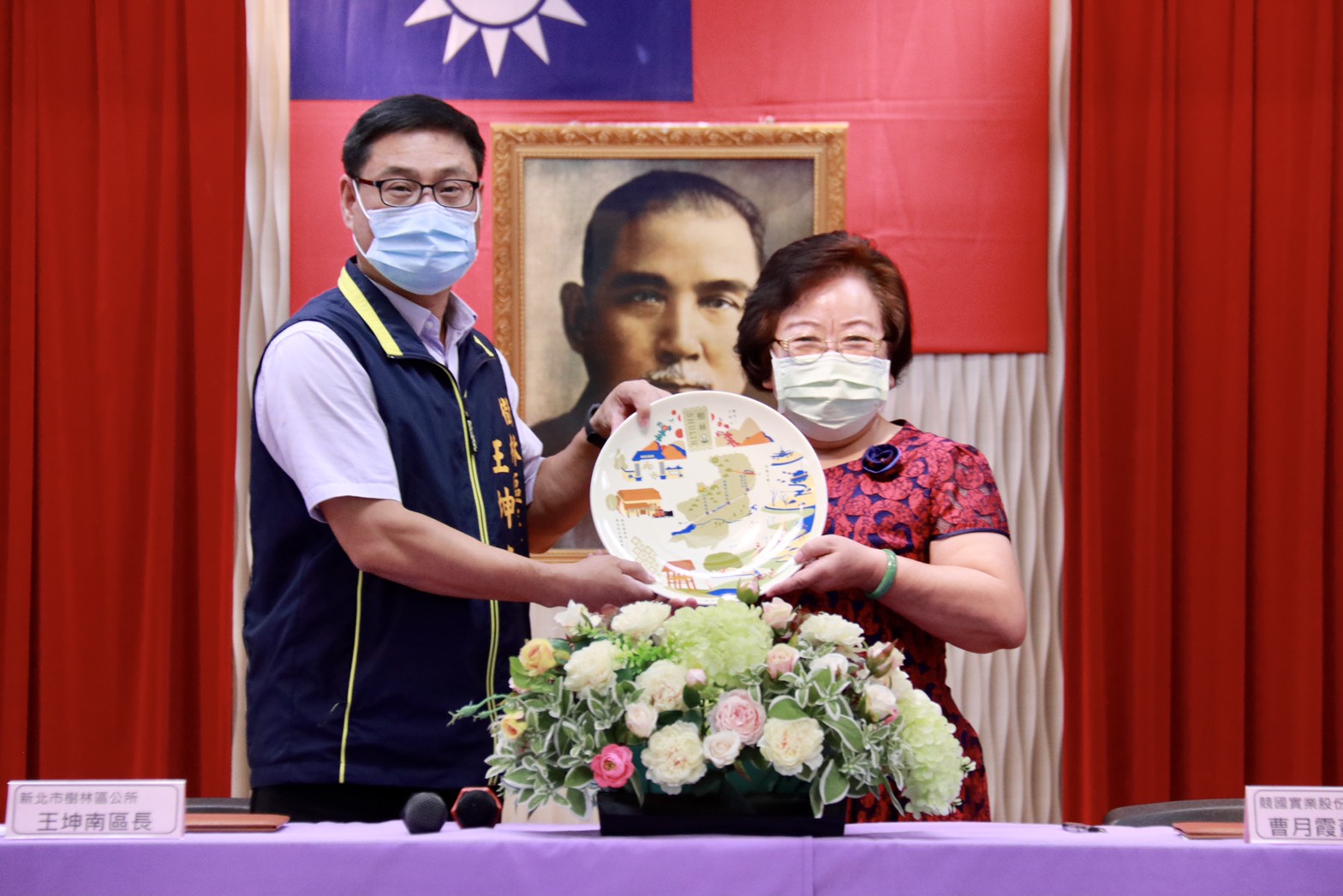 區長致贈曹董事長禮物