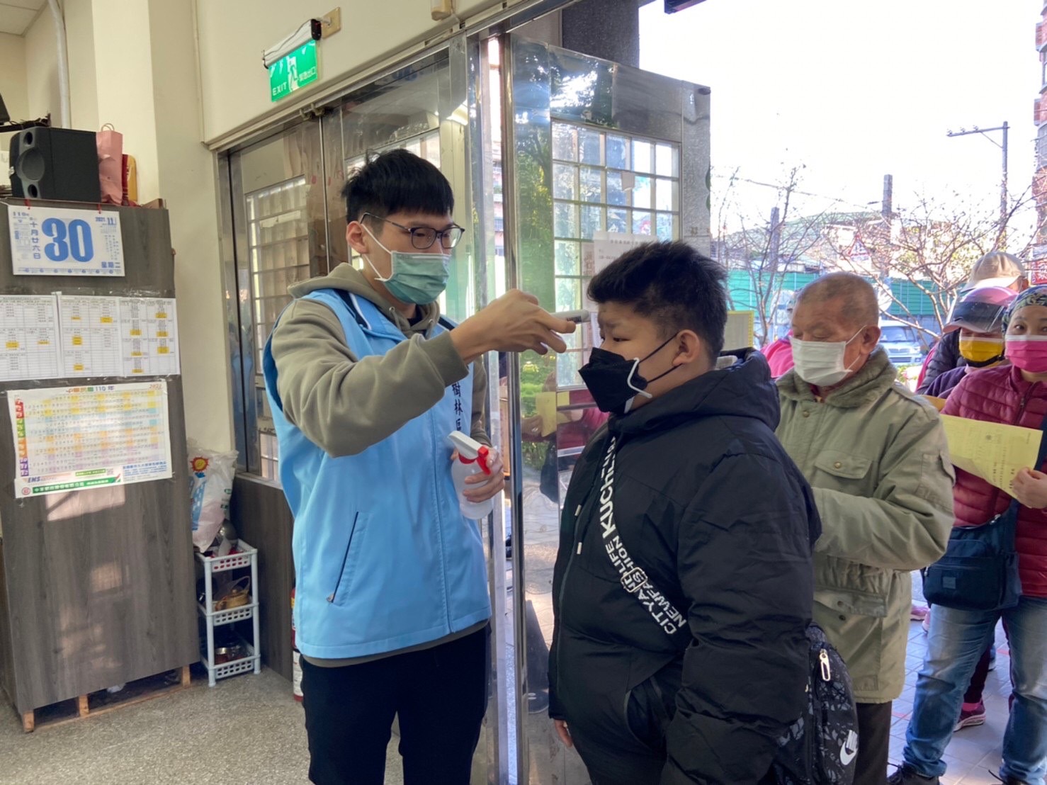 工作人員入口量體溫噴酒精消毒