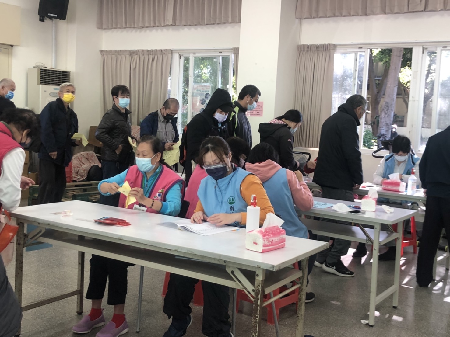 工作人員核對民眾資料