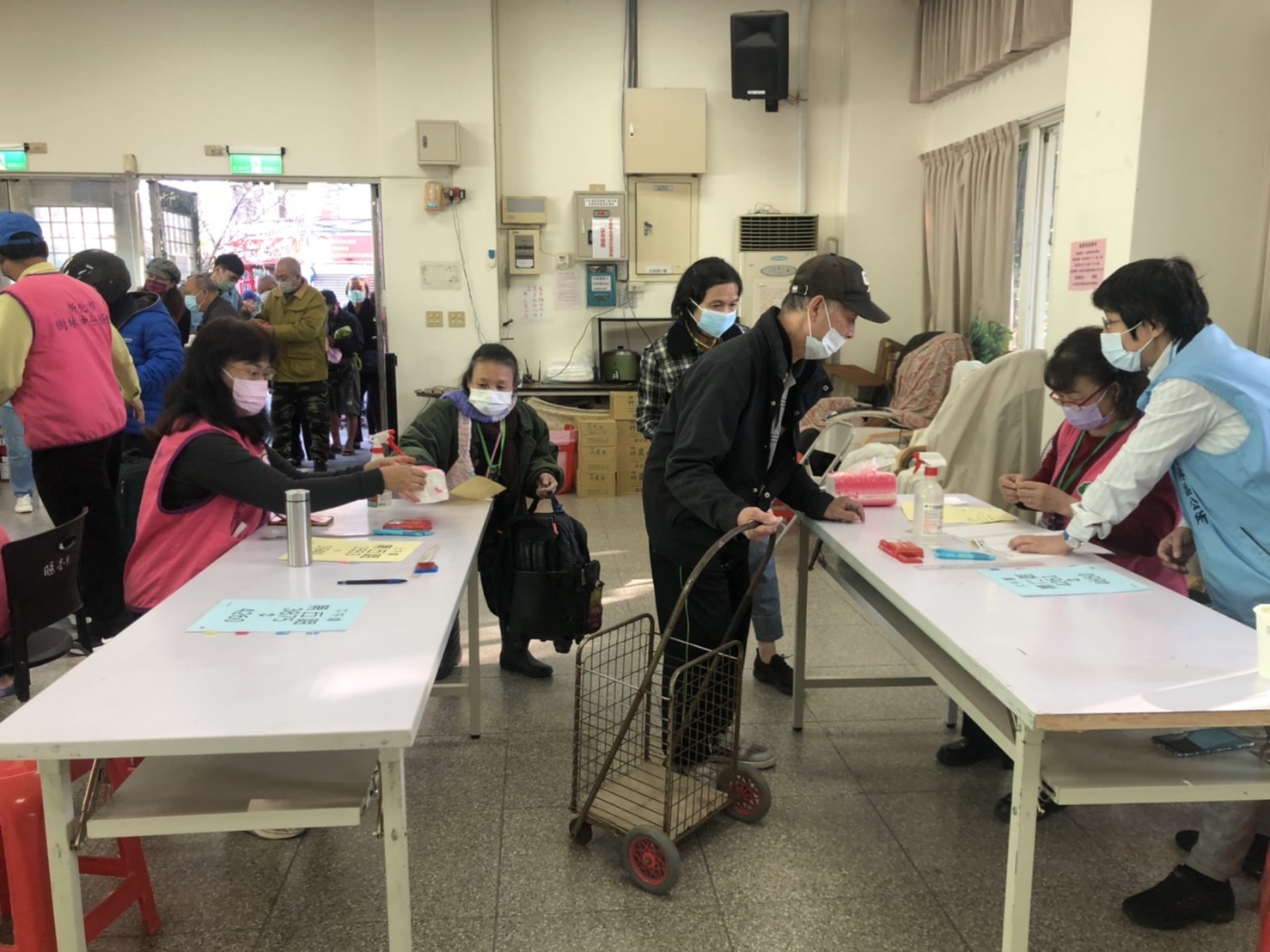 工作人員核對民眾資料