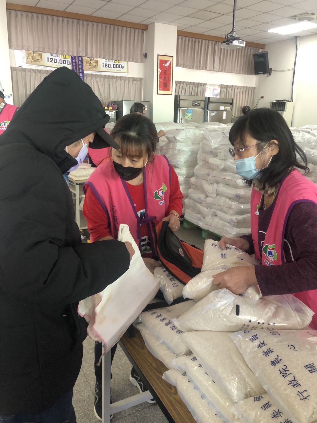 民眾領取白米