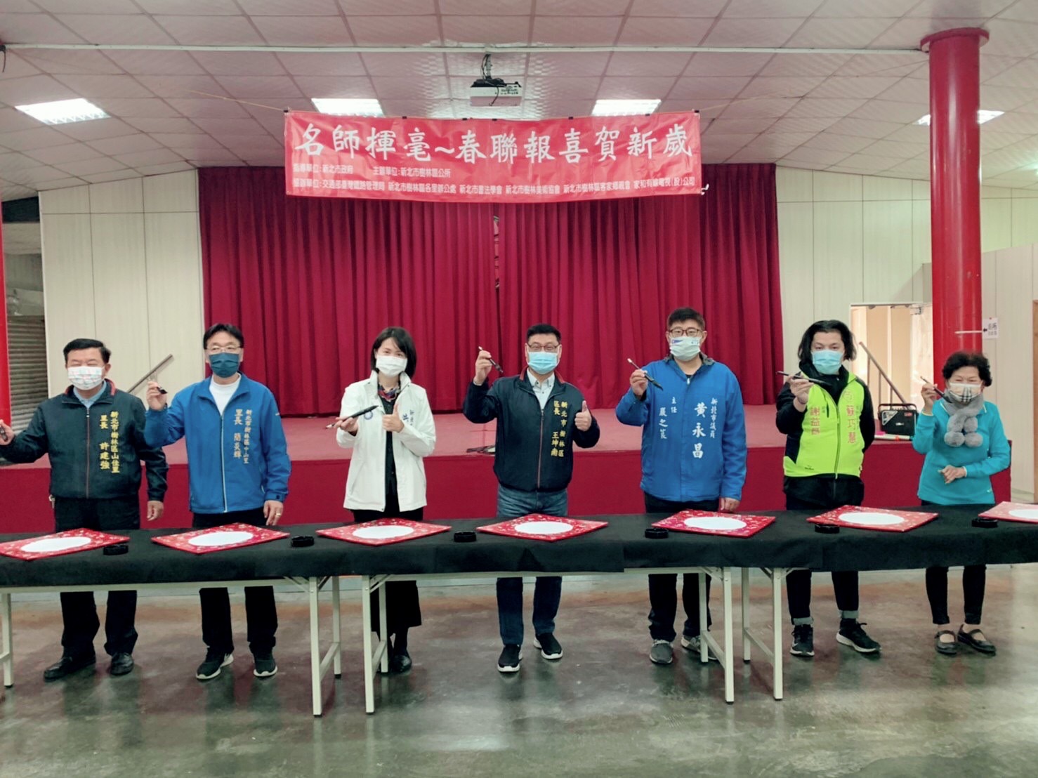 區長與來賓揮毫