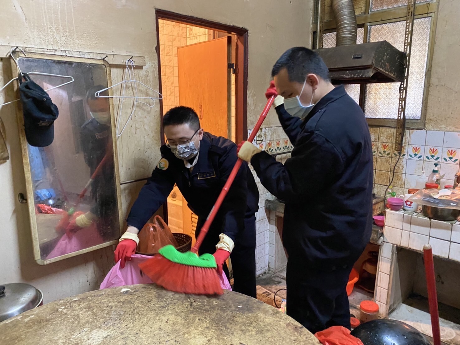 替代役男協助清理環境