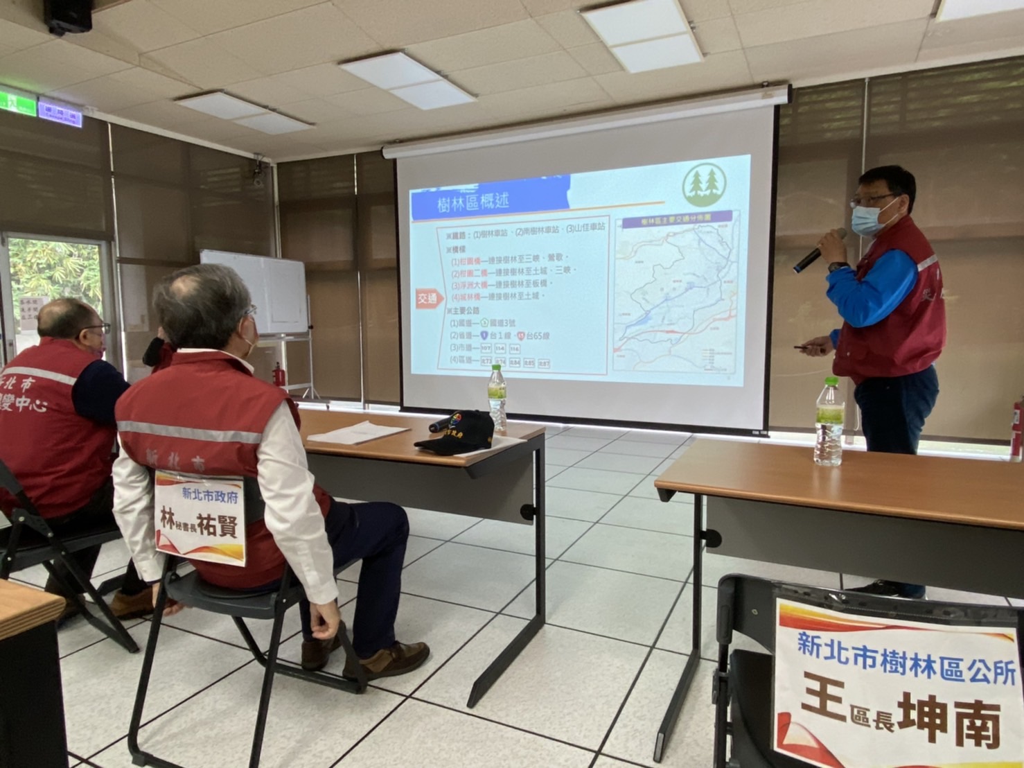 樹林區公所王坤南區長於樂山活動中心進行防汛簡報
