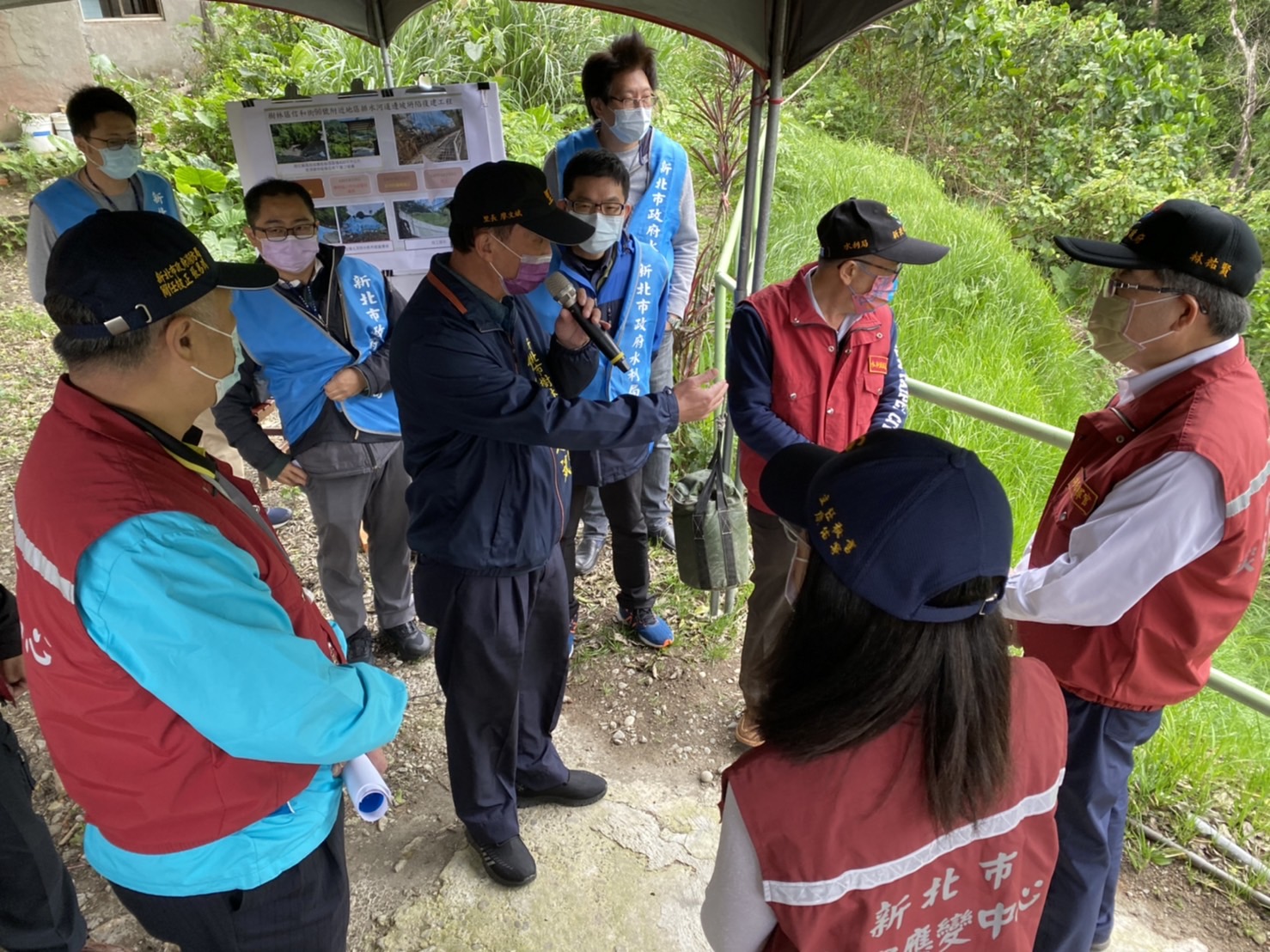 林祐賢秘書長視察信和街邊坡坍塌復建工程-樂山里長廖文斌說明邊坡復建現況