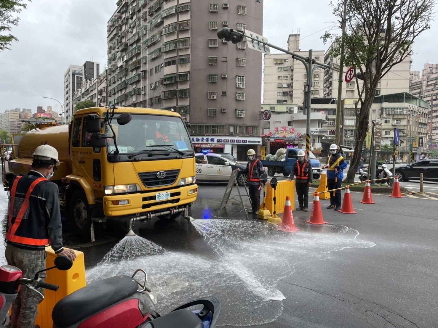 中山車行地下道封閉演練-灑水車進行清潔復原作業