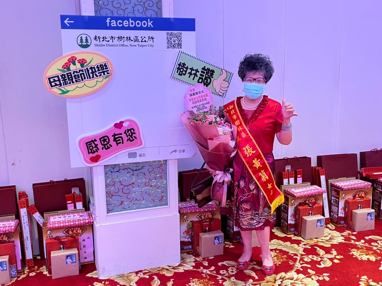 模範母親與看板獨照