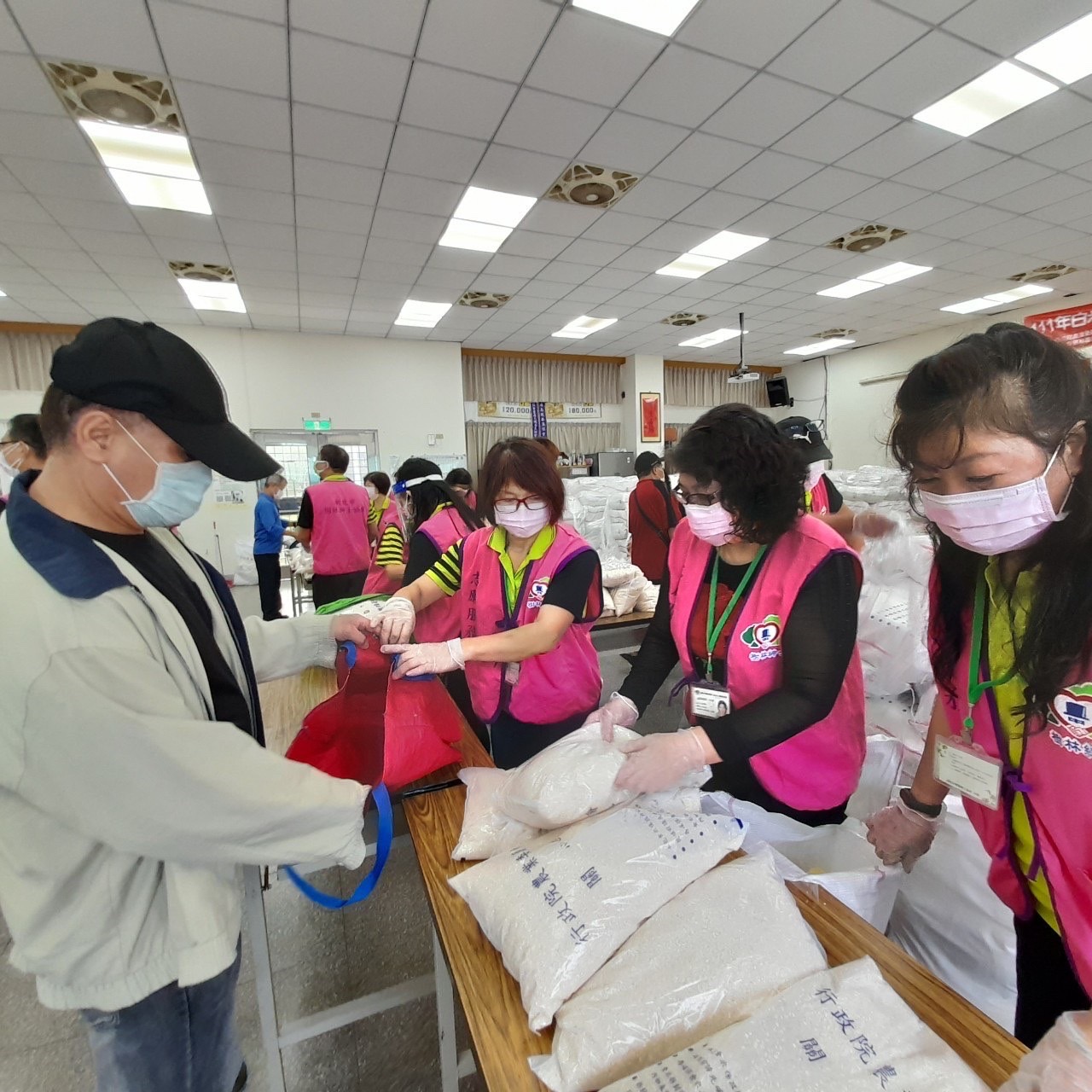 民眾領取白米