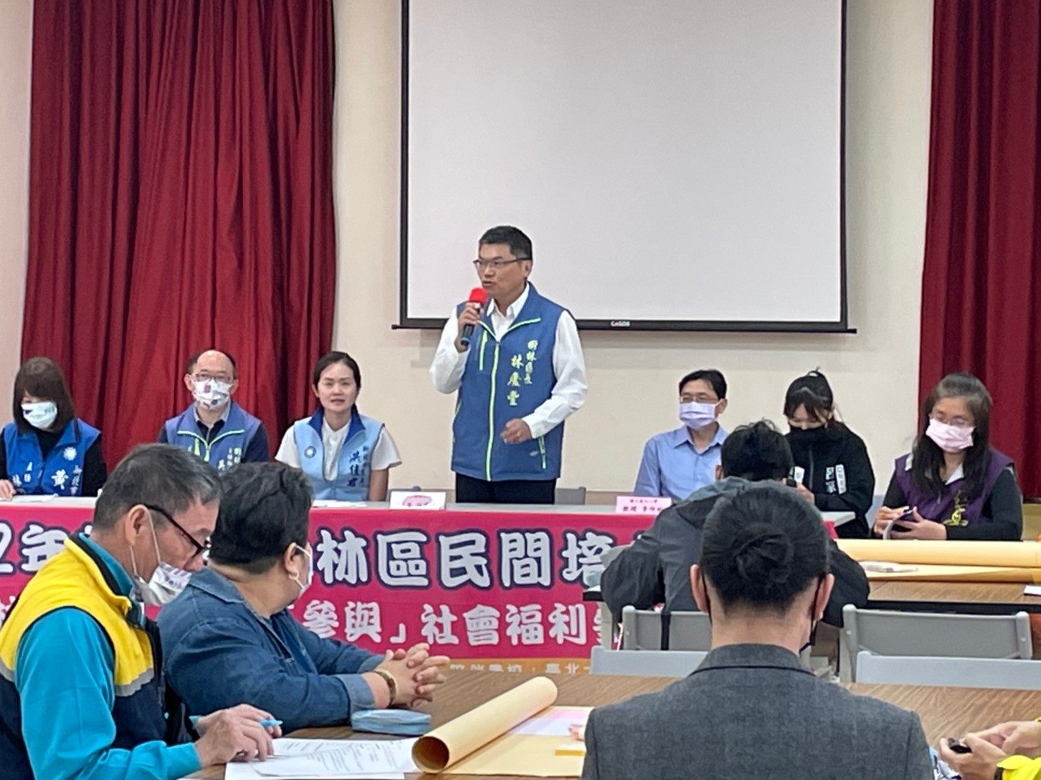在微涼的周六午後，人團夥伴與樹林居民們齊聚一堂，在假日的悠閒時光裡來場腦力激盪。