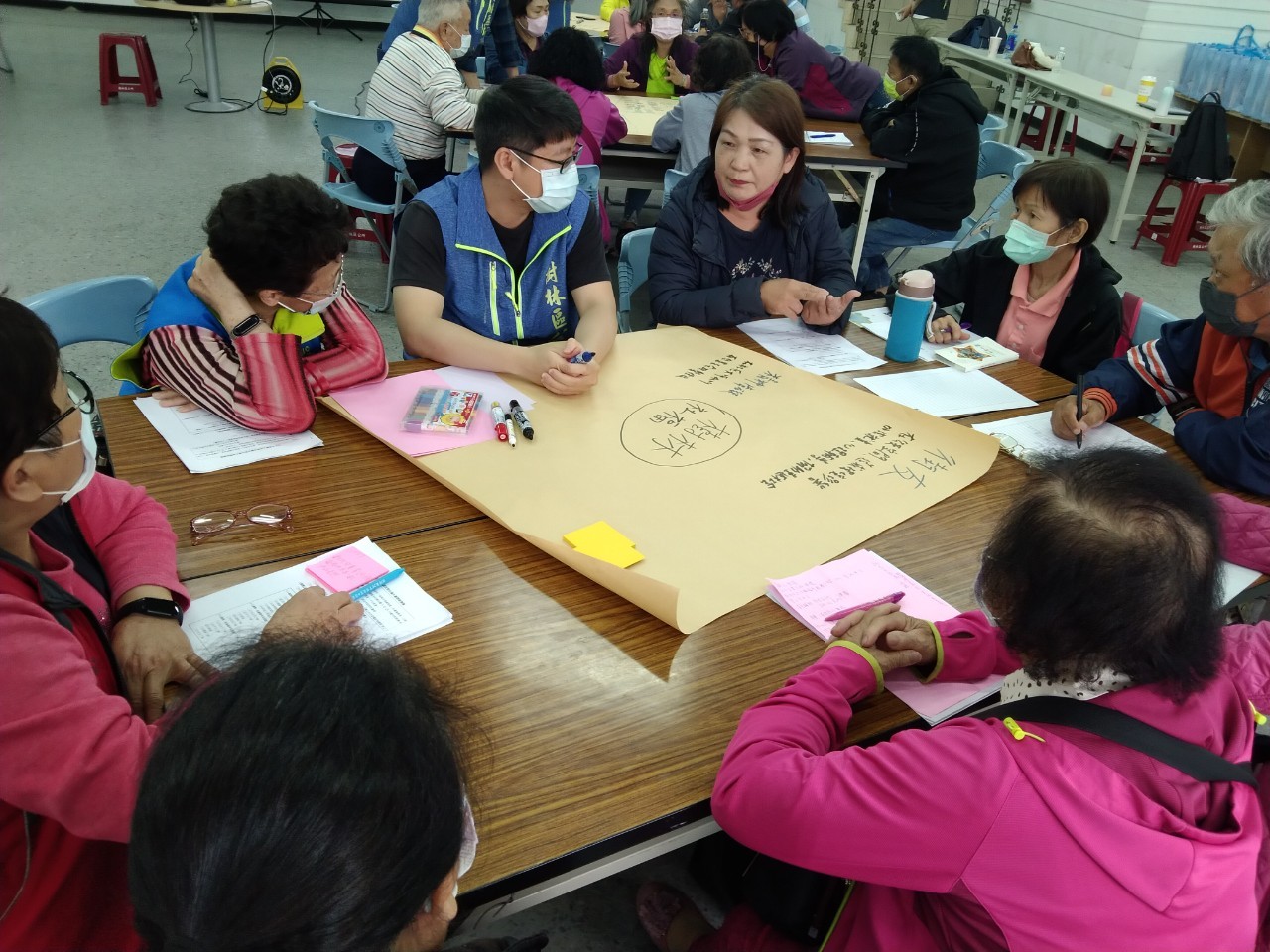 三多市民活動中心，喧鬧的市場旁，人團夥伴與樹林居民們齊聚一堂，激昂地討論著，不是論斤秤兩的叫賣，而是為了樹林社福的腦力激盪。