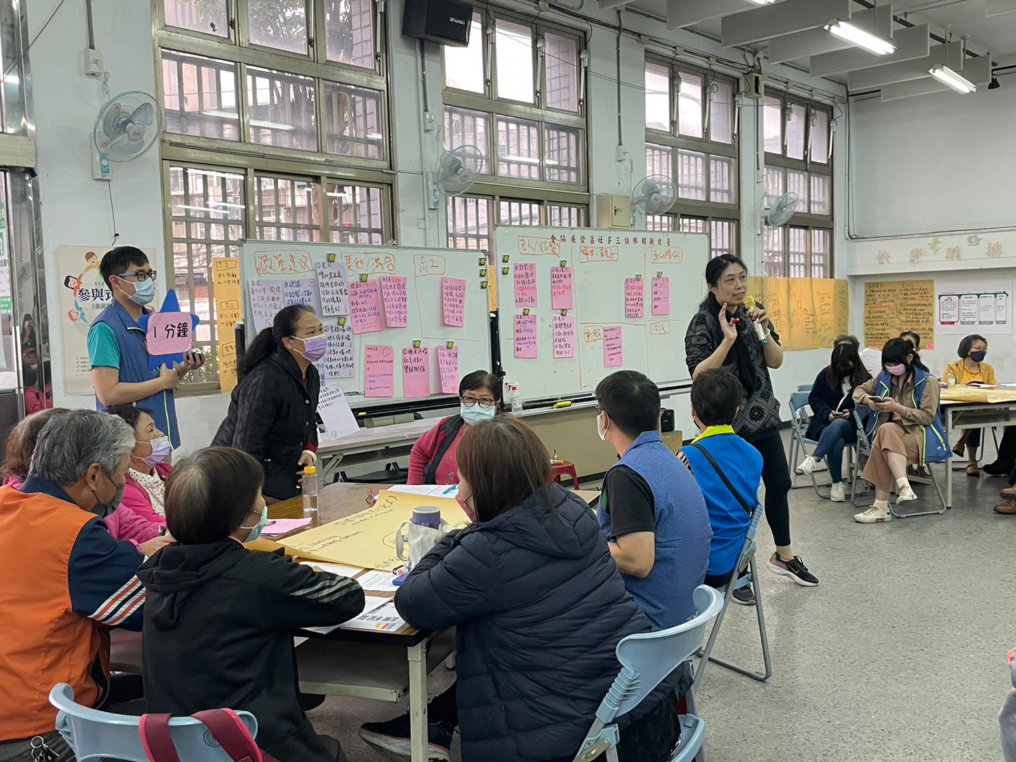 三多市民活動中心，喧鬧的市場旁，人團夥伴與樹林居民們齊聚一堂，激昂地討論著，不是論斤秤兩的叫賣，而是為了樹林社福的腦力激盪。