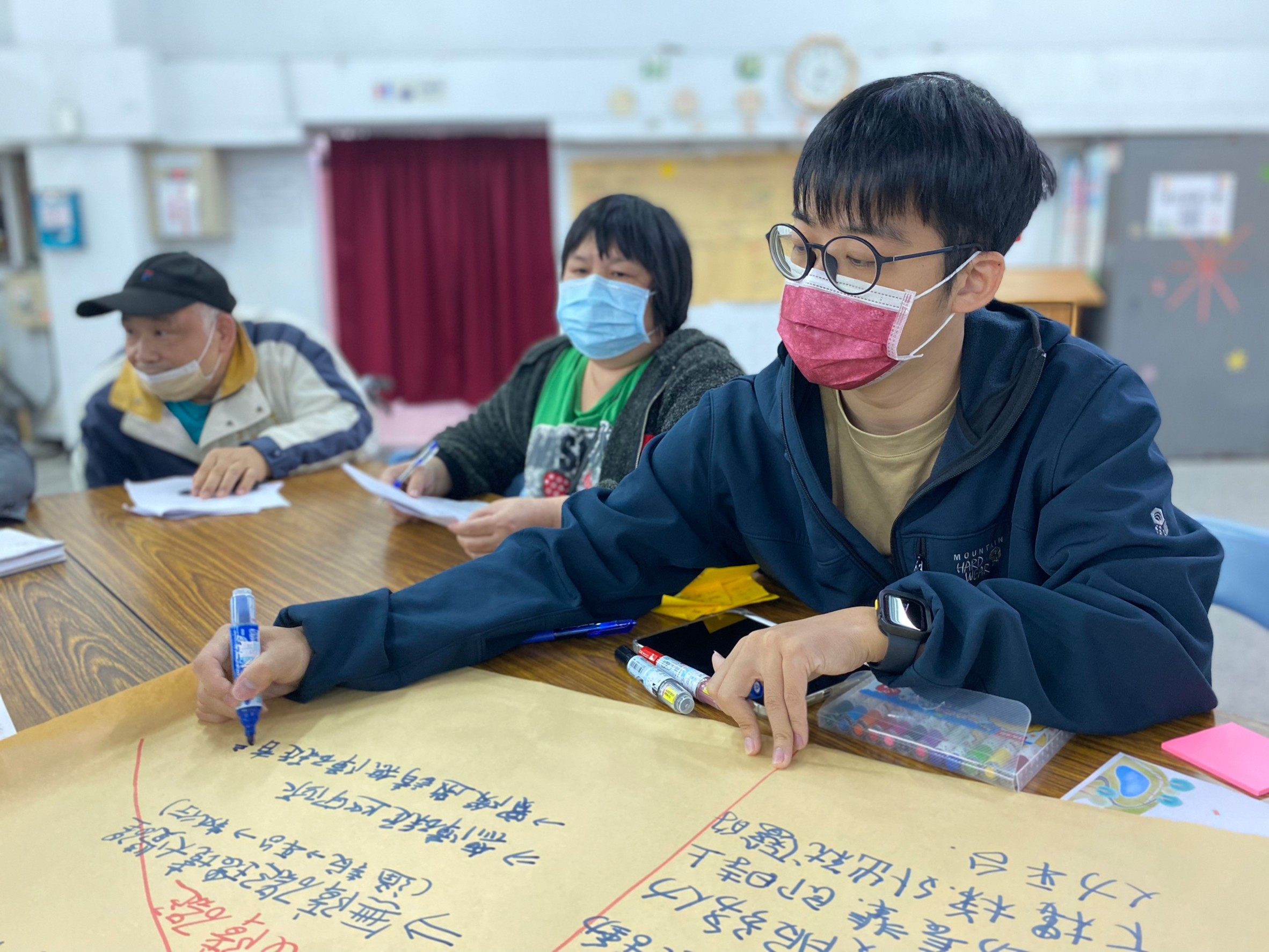 在各桌桌長與記錄的協助下，一張張海報紙記載的是我們樹林的關心與期許。